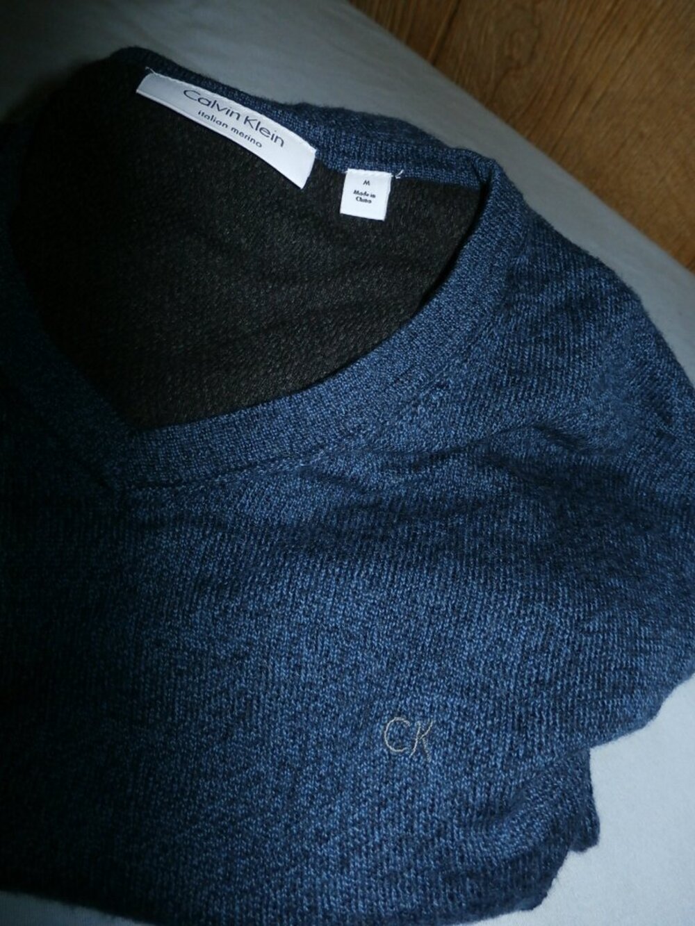 New Calvin Klein Sweater Blue Merino Wool  V-Neck Light weight soft stretch Med